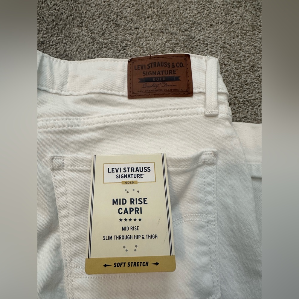Levi's Women's MId Rise Capris Size 4/27. NWT - Picture 4 of 8